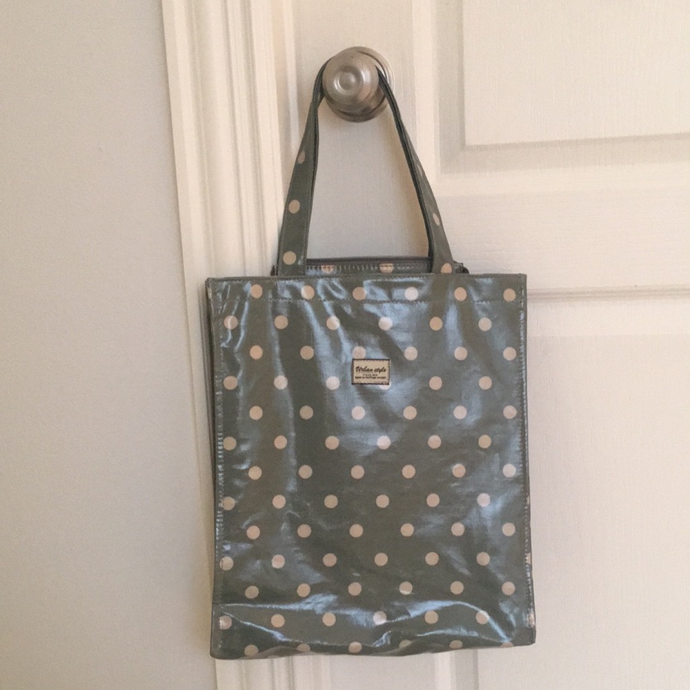 Plastic tote bag with compartments and zipper